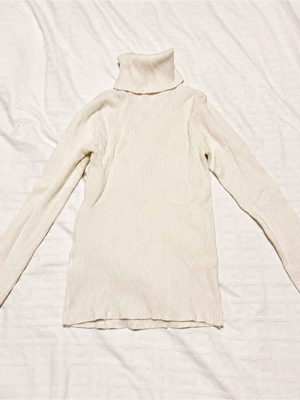 Basic White Ribbed Turtleneck Top - Picture 3 of 4
